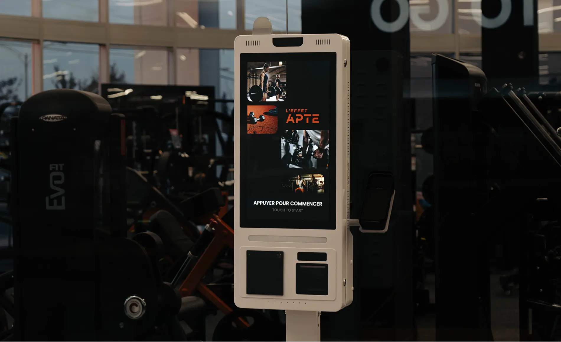 Un kiosque tactile dans un gym