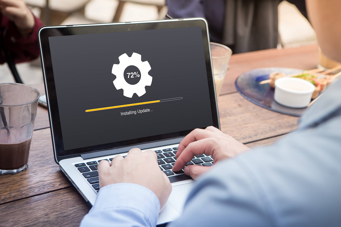 Une personne devant un ordinateur qui affiche un taux de 72% de performance